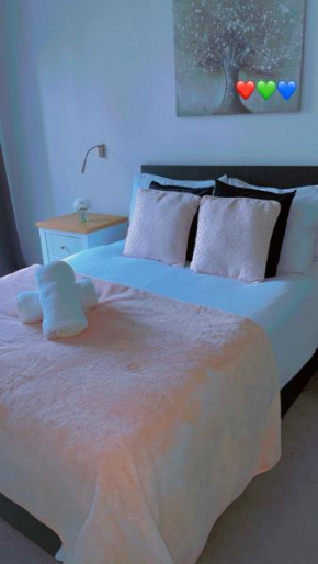 The Ridgmont-St Albans-High Street- Near Luton Airport -Train Station-Balcony